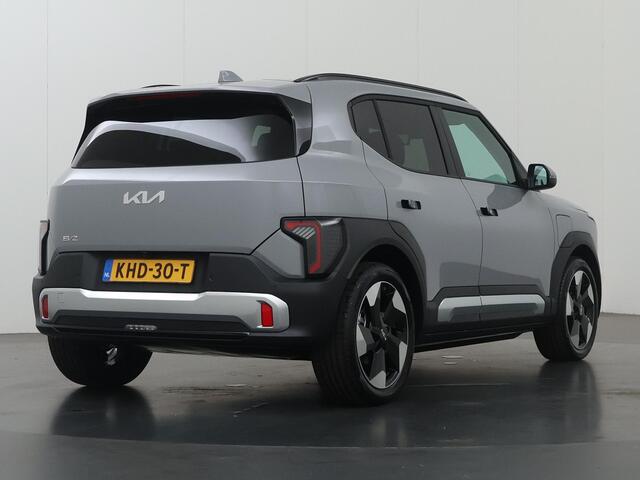 KIA EV2 Plus Advanced 42.2 kWh 4p. | Glazen schuif-/kanteldak | Harman Kardon | 18" lichtmetalen velgen | Stoel- en stuurwielverwarming |