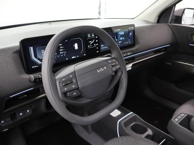 KIA EV2 Plus Advanced 42.2 kWh 4p. | Glazen schuif-/kanteldak | Harman Kardon | 18" lichtmetalen velgen | Stoel- en stuurwielverwarming |