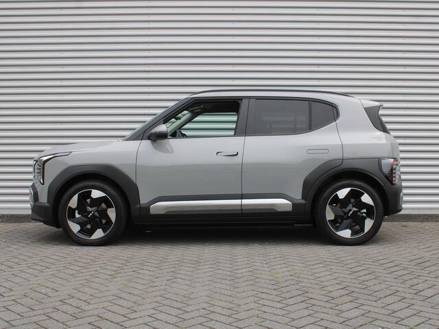 KIA EV2 Plus 42.2 kWh | Dodehoek detectie | Clima | 18'' LM Velgen | Stuur-/stoelverwarming | All seasons | Camera | Keyless | Telefoonlader | Navi |