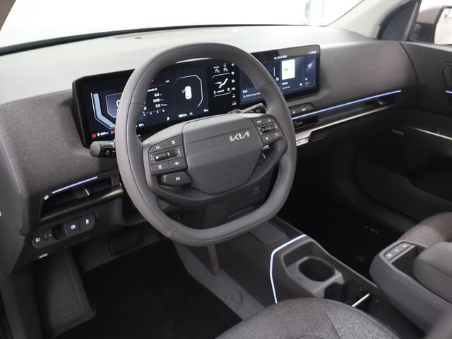 KIA EV2 Plus Advanced 42.2 kWh | Glazen schuif-/kanteldak | Harman Kardon | 18" lichtmetalen velgen | Stoel- en stuurwielverwarming |