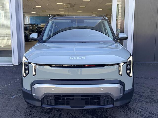 KIA EV2 Plus Advanced 42.2 kWh 4p. 4-zits uitvoering | Rijklaarprijs incl. 3000 euro inruilpremie!! | Schuif/kanteldak | Dodehoeksensor | Stoel/stuurverwarming | Harman Kardon geluidsysteem