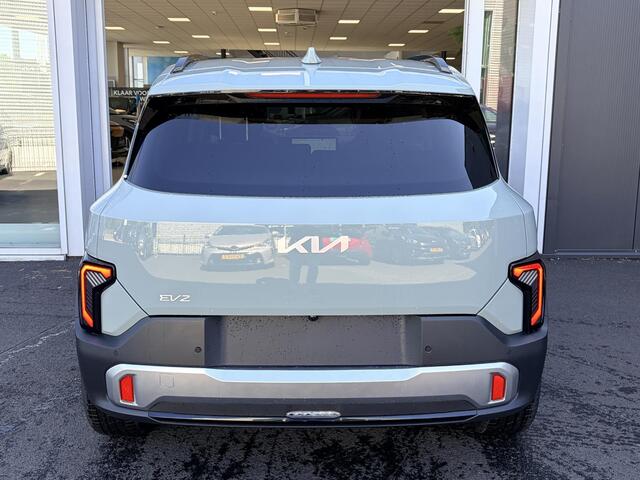 KIA EV2 Plus Advanced 42.2 kWh 4p. 4-zits uitvoering | Rijklaarprijs incl. 3000 euro inruilpremie!! | Schuif/kanteldak | Dodehoeksensor | Stoel/stuurverwarming | Harman Kardon geluidsysteem