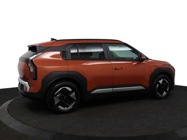 KIA EV3 Plus 81.4 kWh - Stoel/Stuur verwarming - Donker glas achter - Adaptive cruise control - Achteruitrij camera - Bluetooth - Apple Carplay/Android Auto Fabrieksgarantie t/m 29-06-2032