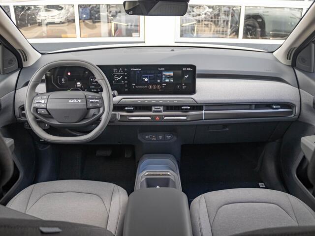 KIA EV3 Plus 81.4 kWh l Direct leverbaar l Stoel Stuurwielverwarming l Dode hoek assistent l Privatelease vanaf ¤ 572,00