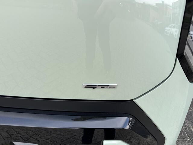 KIA EV3 GT-Line 81.4 kWh ¤44.195,- RIJKLAAR! Nu ¤3.230,- voordeel! Meerdere kleuren en uitvoeringen leverbaar.