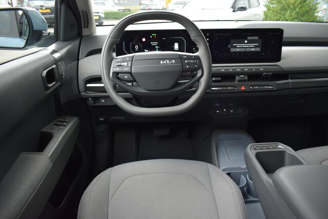 KIA EV3 PLUS 58.3 kWh | Adaptieve Cruise Control | Navigatie | Camera | Stoel+StuurVerwarming | Trekhaak | Tot 10Jr. Kia-Garantie