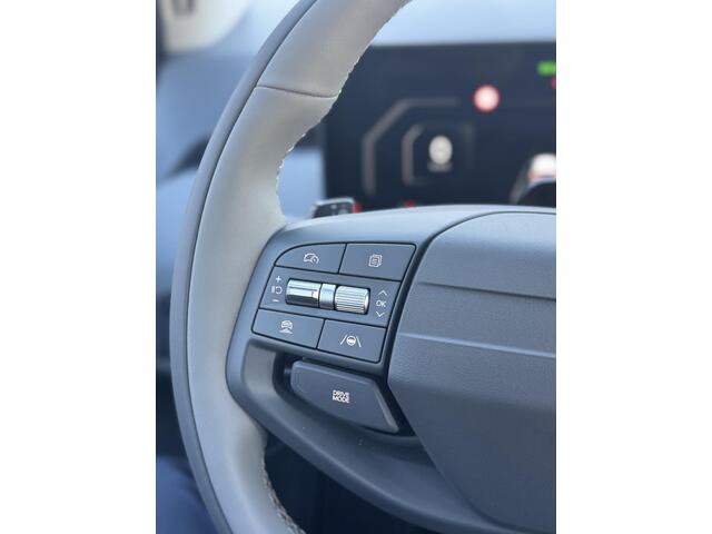 KIA EV3 Air 58.3 kWh | Trekhaak | 19 inch | Parkeersensoren Voor + Achter | Camera | Adaptive Cruise | Keyless | DAB+ | Apple Carplay/ Android Auto