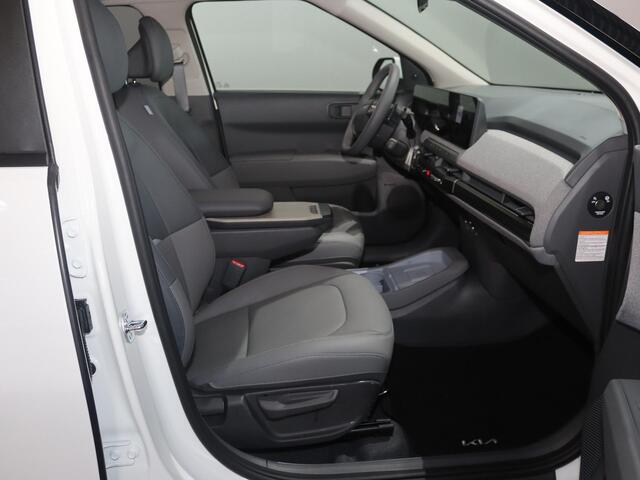 KIA EV3 Plus Advanced 81.4 kWh | Panoramaschuifdak | 19" velgen | Harman Kardon | Privacy Glass | Stoel- en stuurwielverwarming |