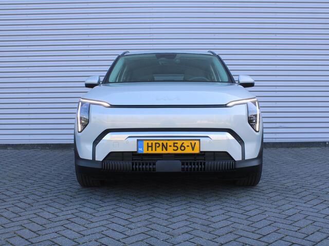 KIA EV3 Plus 81.4 kWh | Stuur-/stoelverwarming | Camera | 19" LM | Cruise adapt. | Dodehoek detectie | Draadloze telefoonlader | LED | Clima | Navi |
