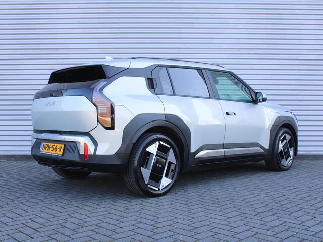 KIA EV3 Plus 81.4 kWh | Stuur-/stoelverwarming | Camera | 19" LM | Cruise adapt. | Dodehoek detectie | Draadloze telefoonlader | LED | Clima | Navi |