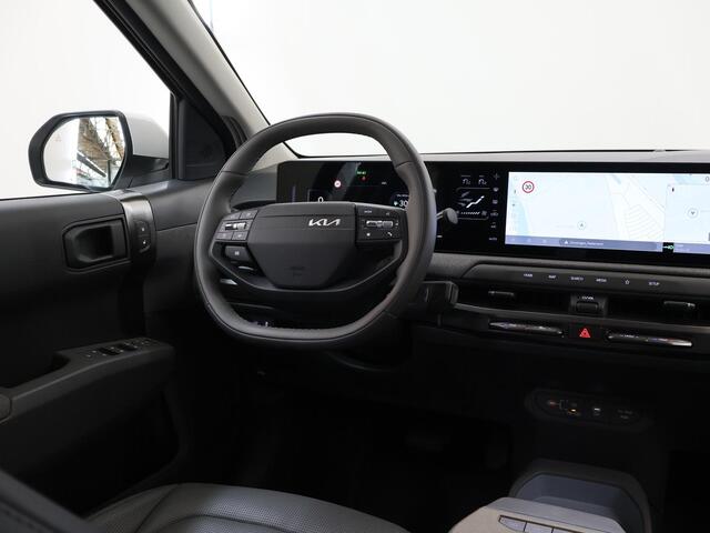 KIA EV3 Plus Advanced 81.4 kWh | SOH 100% | Panoramaschuifdak | 19" velgen | Harman Kardon | Privacy Glass | Stoel- en stuurwielverwarming |