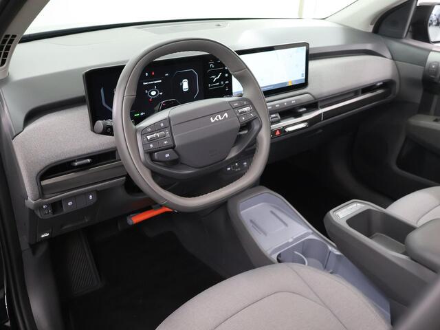 KIA EV3 Plus 58.3 kWh | Trekhaak Afneembaar | Stoel/Stuurverwarming | Parkeercamera | Adaptive Cruise Control | Keyless Go |