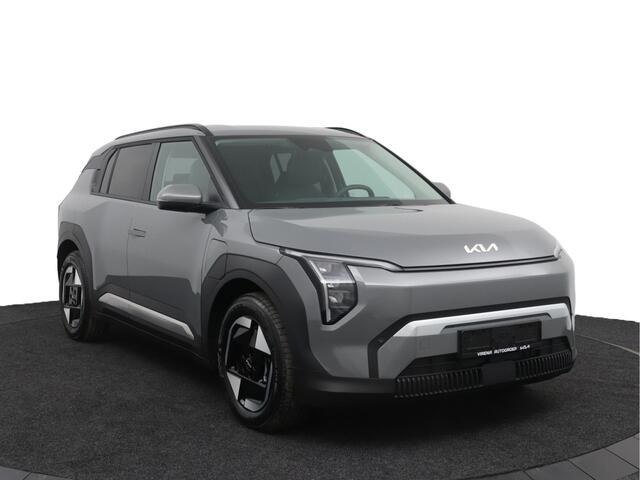 KIA EV3 Plus 81.4 kWh - Nieuw uit voorraad! - Stoel / Stuurwielverwarming - Dode hoek sensoren - Parkeersensoren - Fabrieksgarantie tot 12-2032 of 150.000 km