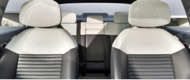 KIA EV4 GT-Line 81.4 kWh Glazen schuif-/kanteldak | Vegan lederen stoelbekleding | Elektrisch verstelbare voorstoelen | Slimme automatische achterklep | Harman Kardon premium sound system |