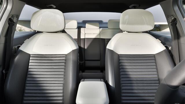 KIA EV4 Fastback GT-PlusLine 81.4 kWh Stoelventilatie voorstoelen | Head-up display | 360°-camera |Glazen schuif-/kanteldak | Vegan lederen stoelbekleding | Elektrisch verstelbare voorstoelen | Slimme automatische achterklep | Harman Kardon premium sound system |