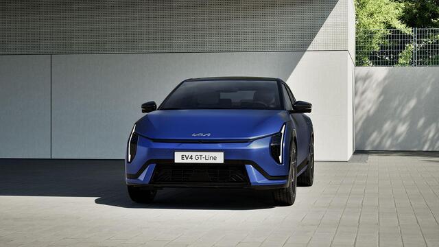 KIA EV4 Fastback GT-Line 81.4 kWh Glazen schuif-/kanteldak | Vegan lederen stoelbekleding | Elektrisch verstelbare voorstoelen | Slimme automatische achterklep | Harman Kardon premium sound system |