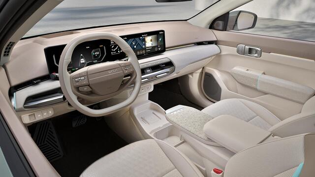 KIA EV4 Fastback Plus 81.4 kWh Voorbereid voor V2X | Dodehoekassistentie | Adaptieve cruise control | Stoel- en stuurwielverwarming | Achteruitrijcamera en parkeersensoren voor en achter | Navigatie |