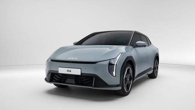 KIA EV4 Fastback Plus 81.4 kWh Voorbereid voor V2X | Dodehoekassistentie | Adaptieve cruise control | Stoel- en stuurwielverwarming | Achteruitrijcamera en parkeersensoren voor en achter | Navigatie |