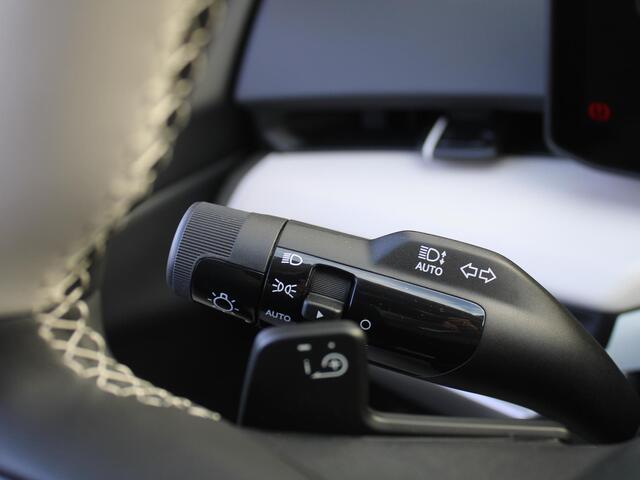 KIA EV4 Fastback GT-PlusLine 81.4 kWh | Schuifdak | Stuur-/stoelverwarming + ventilatie | Camera rondom | Elek. stoelverstelling | Leer | HUD | LED | 19" LM |