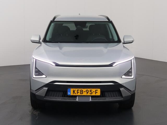 KIA EV5 Air 81.4 kWh | Privacy glass | Stoelverwarming | Dodehoekassistentie | Adaptieve cruise control | Parkeersensoren voor+ achter | Achteruitrijcamera |