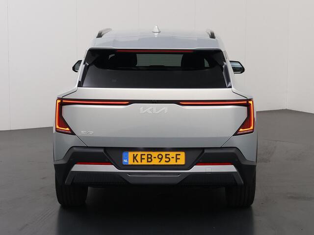 KIA EV5 Air 81.4 kWh | Privacy glass | Stoelverwarming | Dodehoekassistentie | Adaptieve cruise control | Parkeersensoren voor+ achter | Achteruitrijcamera |