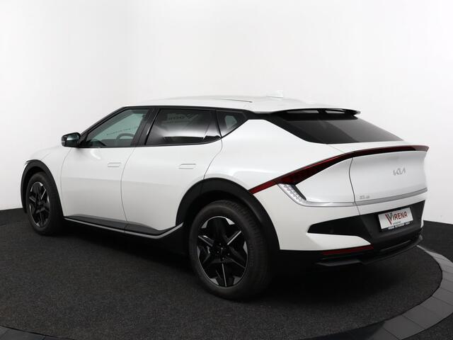 KIA EV6 Light Edition 63 kWh - Navigatie - Adaptive cruise control - Stoel/stuur verwarming - Apple Carplay/Android Auto - Climate Control - Achteruitrij camera - Fabrieksgarantie tot 04-2032