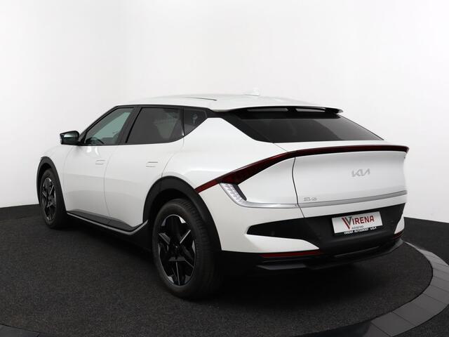 KIA EV6 Light Edition 63 kWh - Navigatie - Adaptive cruise control - Stoel/stuur verwarming - Apple Carplay/Android Auto - Climate Control - Achteruitrij camera - Fabrieksgarantie tot 04-2032