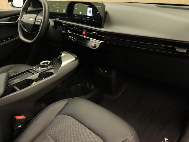 KIA EV6 Air 84 kWh SOH 99.5%!!- GROOT ACCU PAKKET - ORIGINEEL NEDERLANDSE AUTO - TREKHAAK 1.800 KG GEREMD TREKGEWICHT - STUUR EN STOEL VERWARMING - APPLE CARPLAY/ANDROID AUTO - PARKEERSENSOREN VOOR EN ACHTER - NAVGIATIE