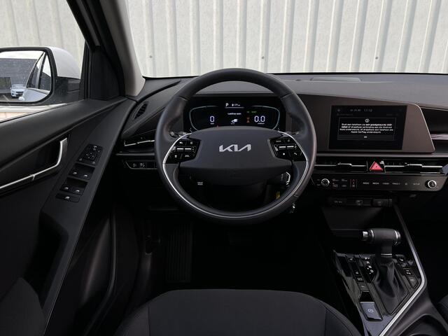KIA Niro 1.6 GDi PHEV DynamicLine Automaat / 184 PK! / Navigatie Door Apple CarPlay/Android Auto / 1.300 KG Trekgewicht / Stoel- & Stuurverwarming / Adaptieve Cruise Control / Achteruitrijcamera / Parkeersensoren / Climate Control / Lichtmetalen Velgen / Passagier