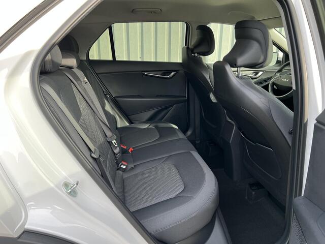 KIA Niro 1.6 GDi PHEV DynamicLine Automaat / 184 PK! / Navigatie Door Apple CarPlay/Android Auto / 1.300 KG Trekgewicht / Stoel- & Stuurverwarming / Adaptieve Cruise Control / Achteruitrijcamera / Parkeersensoren / Climate Control / Lichtmetalen Velgen / Passagier