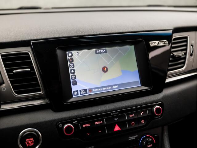 KIA Niro 1.6 GDi Hybrid Sport 142Pk Automaat (APPLE CARPLAY, NAVIGATIE, LEDEREN SPORTSTOELEN, STUUR/STOELVERWARMING, CAMERA, ADAPTIVE CRUISE, STOELKOELING, KEYLESS, TREKHAAK, NIEUWE APK, NIEUWSTAAT)