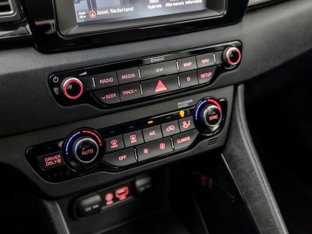 KIA Niro 1.6 GDi Hybrid Dynamic 142Pk Automaat (APPLE CARPLAY, NAVIGATIE, CAMERA, LEDER, SPORTSTOELEN, TREKHAAK, CRUISE, PARKEERSENSOREN, NIEUWSTAAT)