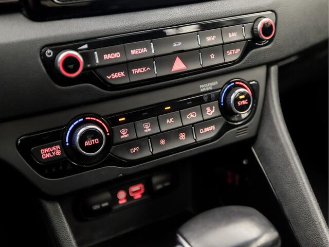 KIA Niro 1.6 GDi Hybrid Sport 142Pk Automaat (SCHUIFDAK, APPLE CARPLAY, NAVIGATIE, CAMERA, LEDER, STUUR/STOELVERWARMING, SPORTSTOELEN, GETINT GLAS, NIEUWE APK, NIEUWSTAAT)