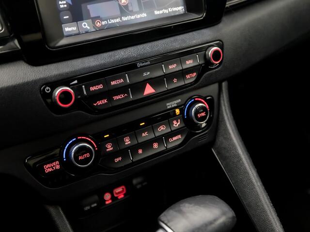 KIA Niro 1.6 GDi Hybrid Sport 142Pk Automaat (SCHUIFDAK, APPLE CARPLAY, NAVIGATIE, CAMERA, STUUR/STOELVERWARMING, SPORTSTOELEN, GETINT GLAS, XENON, NIEUWE APK, NIEUWSTAAT)