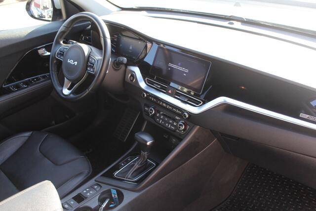 KIA Niro 1.6 GDi Hybrid ExecutiveLine Verwarmbare & geventileerde voorstoelen/Verwarmbaar stuurwiel/Achteruitrijcamera/JBL audio/Apple carplay/Elektrisch verstelbare voorstoelen/Lane assist/Dodehoek assistent/parkeersensoren rondom/Lichtmetaal 18'