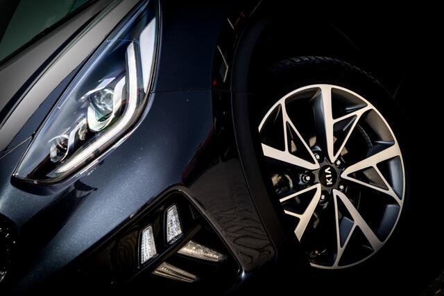 KIA Niro 1.6 GDi Hybrid ExecutiveLine | Automaat | Ned Auto | Leer | 2028 Fabr-Gar | Pano-Dak | | Trekhaak | Navi | Clima | Camera | Cruise | Pdc | Led | 17 Inch Lmv |