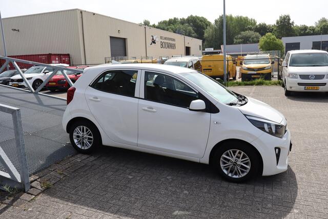 KIA PICANTO 1.0 DPi DynamicLine Achteruitrijcamera/Apple carplay/DAB/Cruise control/Airco/Centrale deurvergrendeling/Elektrische ramen/Licht metalen velgen 2E PINKSTERDAG GEOPEND VAN 12:00 TOT 17:00 (ROTTERDAM&HELLEVOETSLUIS)