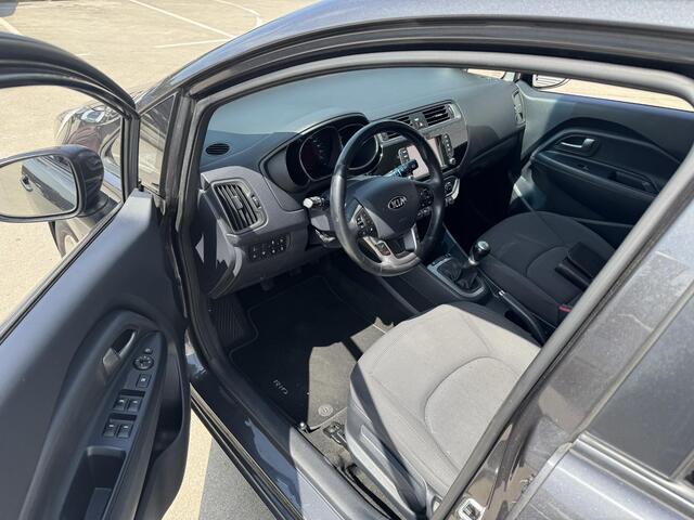 KIA RIO 1.2 ExecutiveLine 85 pk Trekhaak | Navi | Camera | Clima | Pdc | Privacyglass | Armsteun