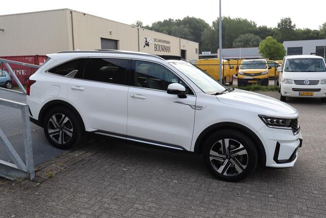 KIA SORENTO 1.6 T-GDI Plug-in Hybrid 4WD DynamicPlusLine 7 persoons! Panoramadak/Trekhaak/Apple carplay/Stoelverwarming voor en achter/Stuurverwarming/Bose audio/Adaptieve cruise control/Achteruitrijcamera/Lane assist/Elektrisch verstelbare voorstoelen/Full option! 2