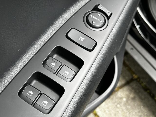 KIA Stonic 1.2 MPi Edition7 + Emotion pakket Stoel-Stuurverw. unieke km. stand! Beschikbaar in de kleuren wit & antraciet.