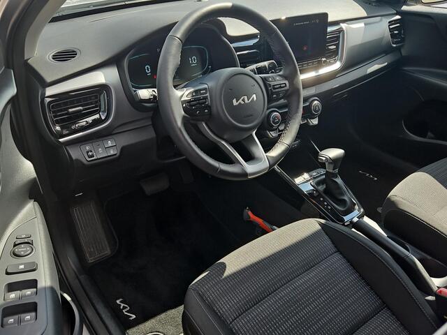 KIA Stonic 1.0 T-GDi MHEV DynamicPlusLine Automaat | Camera | LMV | Cruise | Navi | LED | Stoel- en Stuurverwarming | Privacy Glass | Apple Carplay & Android Auto |