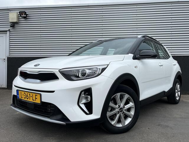 KIA Stonic 1.0 T-GDi MHEV DynamicLine Navigatie, achteruitrijcamera, parkeersensoren, airco, 1e eign. Nieuw geleverd en dealeronderhouden, buitenspiegels elektr. verstelbaar, bi-tone uitvoering wit-zwart!