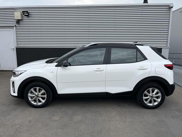 KIA Stonic 1.0 T-GDi MHEV DynamicLine Navigatie, achteruitrijcamera, parkeersensoren, airco, 1e eign. Nieuw geleverd en dealeronderhouden, buitenspiegels elektr. verstelbaar, bi-tone uitvoering wit-zwart!