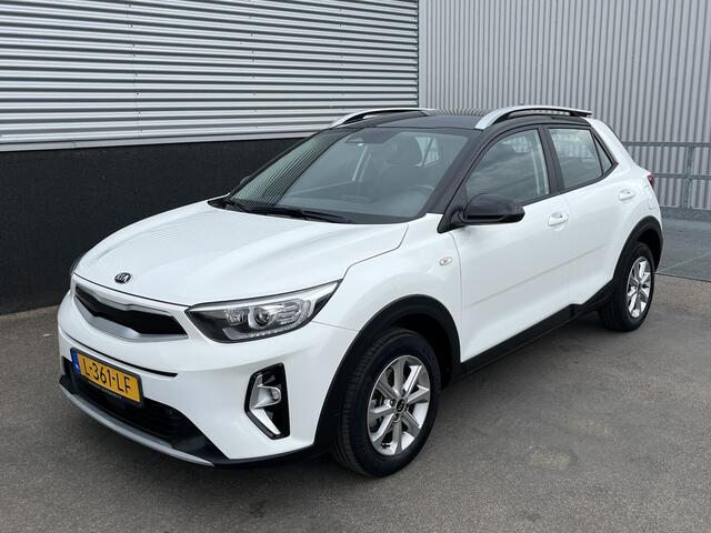 KIA Stonic 1.0 T-GDi MHEV DynamicLine Navigatie, achteruitrijcamera, parkeersensoren, airco, 1e eign. Nieuw geleverd en dealeronderhouden, buitenspiegels elektr. verstelbaar, bi-tone uitvoering wit-zwart!