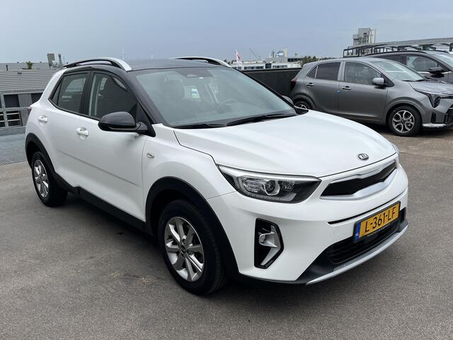 KIA Stonic 1.0 T-GDi MHEV DynamicLine Navigatie, achteruitrijcamera, parkeersensoren, airco, 1e eign. Nieuw geleverd en dealeronderhouden, buitenspiegels elektr. verstelbaar, bi-tone uitvoering wit-zwart!