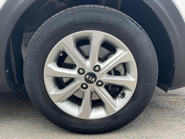 KIA Stonic 1.0 T-GDi MHEV DynamicLine Navigatie, achteruitrijcamera, parkeersensoren, airco, 1e eign. Nieuw geleverd en dealeronderhouden, buitenspiegels elektr. verstelbaar, bi-tone uitvoering wit-zwart!