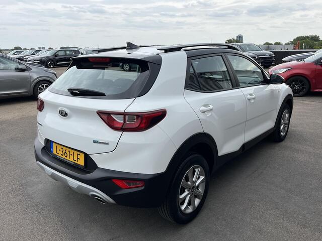 KIA Stonic 1.0 T-GDi MHEV DynamicLine Navigatie, achteruitrijcamera, parkeersensoren, airco, 1e eign. Nieuw geleverd en dealeronderhouden, buitenspiegels elektr. verstelbaar, bi-tone uitvoering wit-zwart!