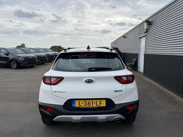 KIA Stonic 1.0 T-GDi MHEV DynamicLine Navigatie, achteruitrijcamera, parkeersensoren, airco, 1e eign. Nieuw geleverd en dealeronderhouden, buitenspiegels elektr. verstelbaar, bi-tone uitvoering wit-zwart!