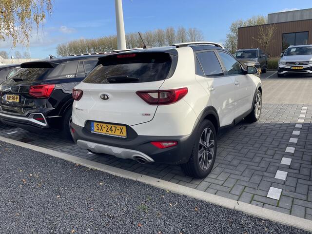 KIA Stonic 1.0 T-GDi DynamicLine 120 Pk | Achteruitrijcamera | LED-verlichting | Climate Control | Privacy Glass | Parkeersensoren | CarPlay | Navigatiesysteem | 17 Inch