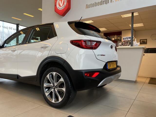 KIA Stonic 1.0 T-GDi ComfortPlusLine Navigator 120Pk !!!,1e,Eigenaar,Unieke Lage Kilometerstand,Navigatie,Achteruitrijcamera,Spraakbediening,Airco,Cruisecontrol,Parkeersensoren Achter,Aux Usb Aansluiting,Two Tone Lak,17 Inch Lmv